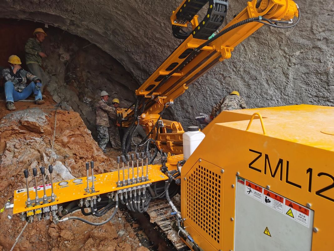 Excavatrice de roche multifonctionnelle de type rampant pour la construction de tunnels